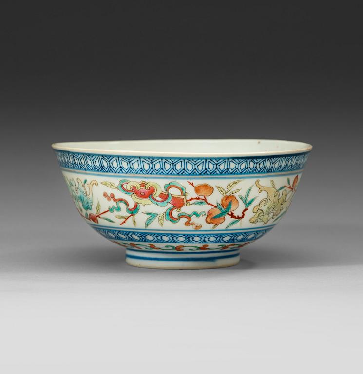 A famille rose and underglaze blue dragon bowl, late Qing dynasty, with Guangxus six character mark and of period.