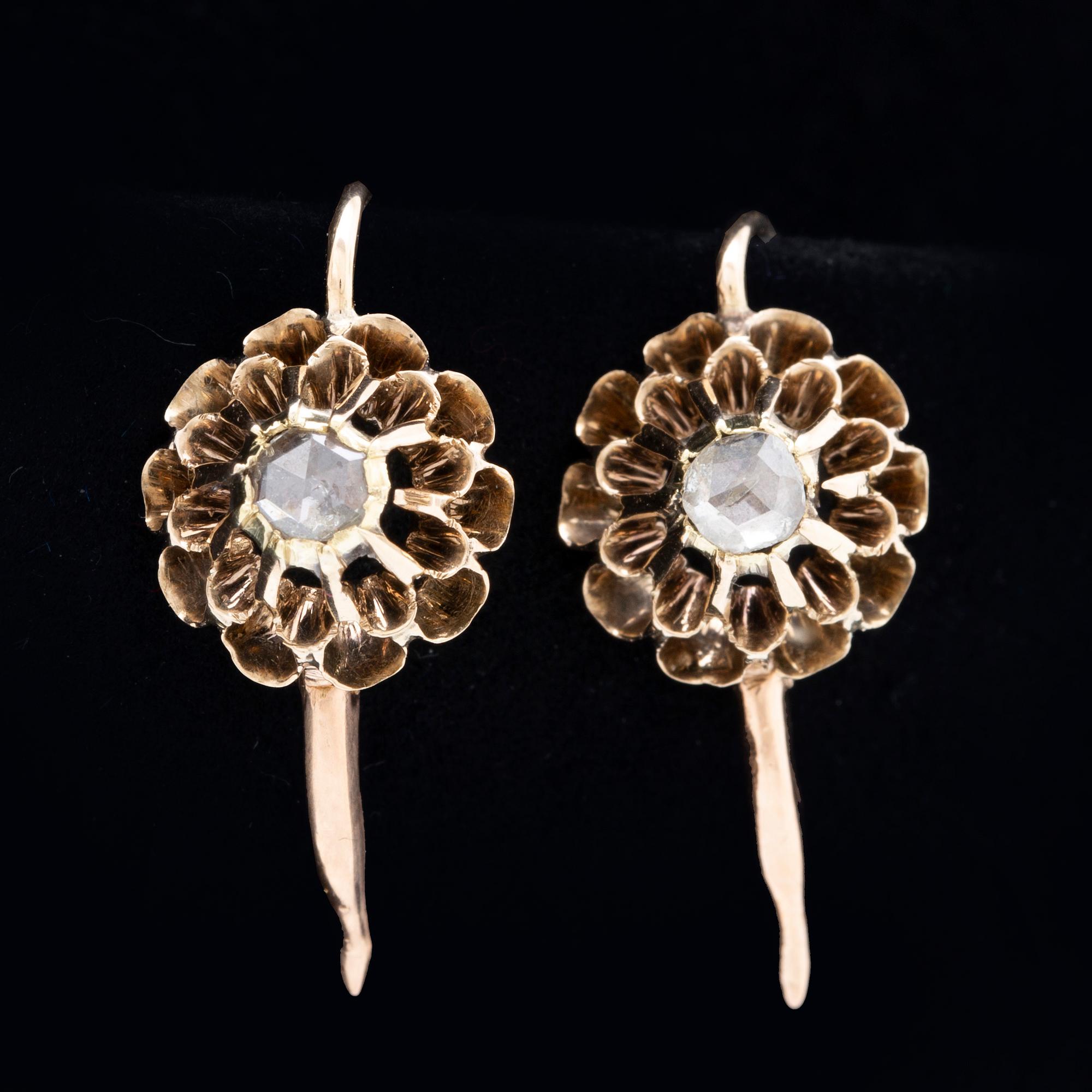 Earrings 14K gold 2 rose-cut Diamonds approx 0,15 ct in total, height approx 15 mm, hook fitting.