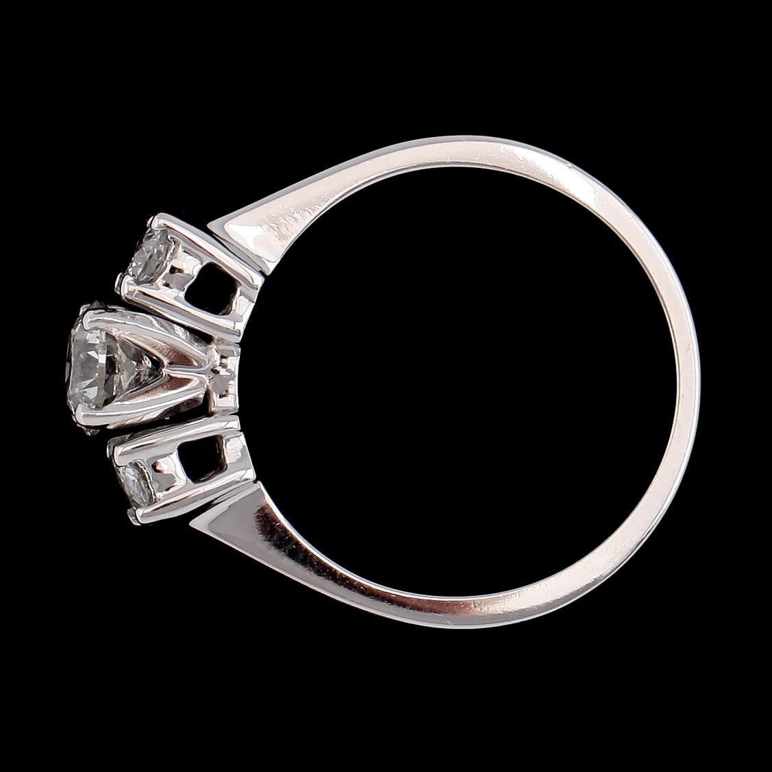 RING, 14K vitguld, 3 briljantslipade diamanter tot ca 0.94 ct.