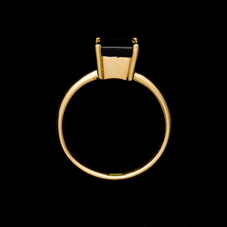 RING, 18K guld, smaragdslipad grön turmalin. Vikt ca 7,0 g.