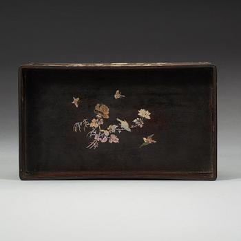 Opiumbricka, trä med inläggningar i pärlemor. Qingdynastin, 1800-tal.