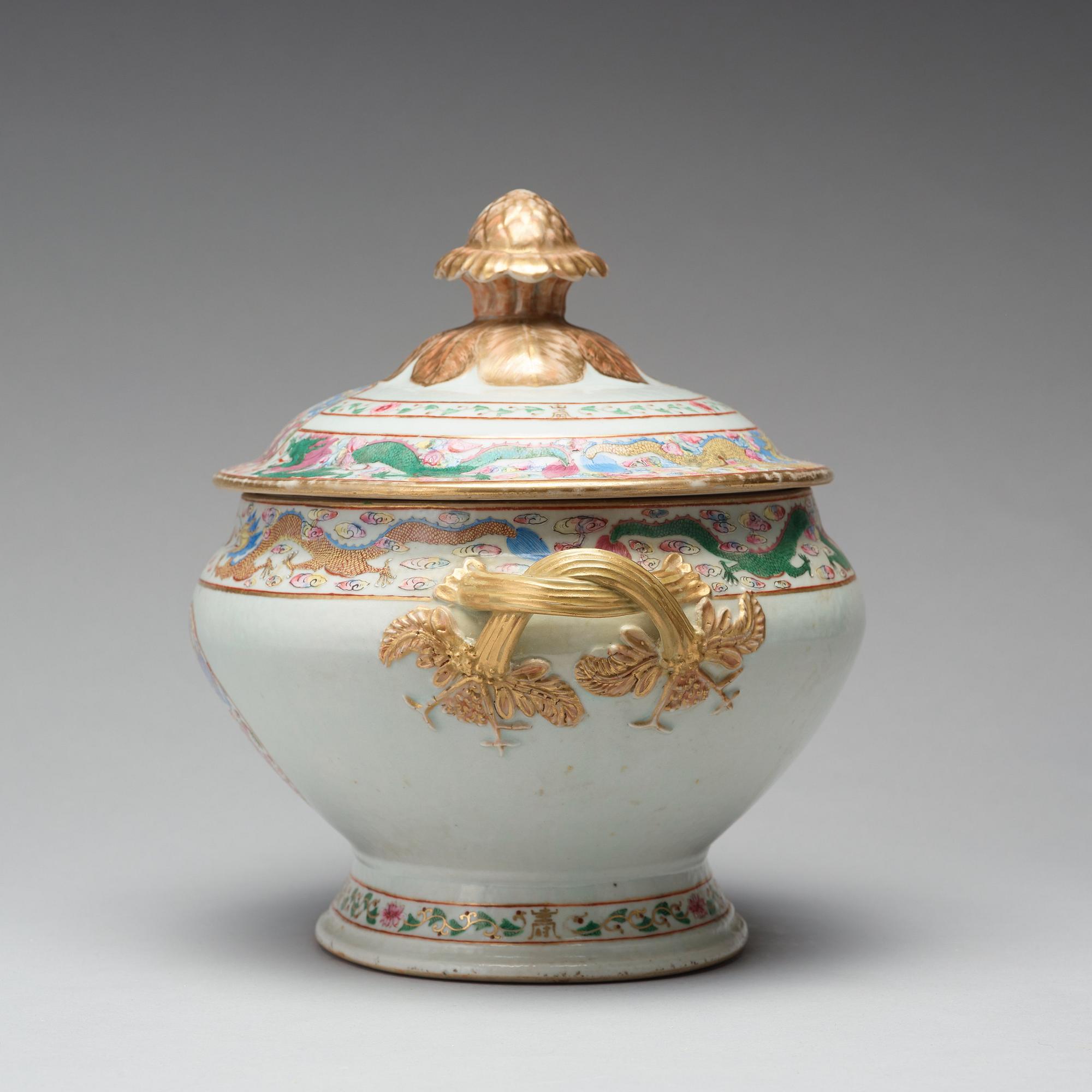 TERRIN med LOCK, porslin. Qingdynastin, Jiaqing (1796-1820).