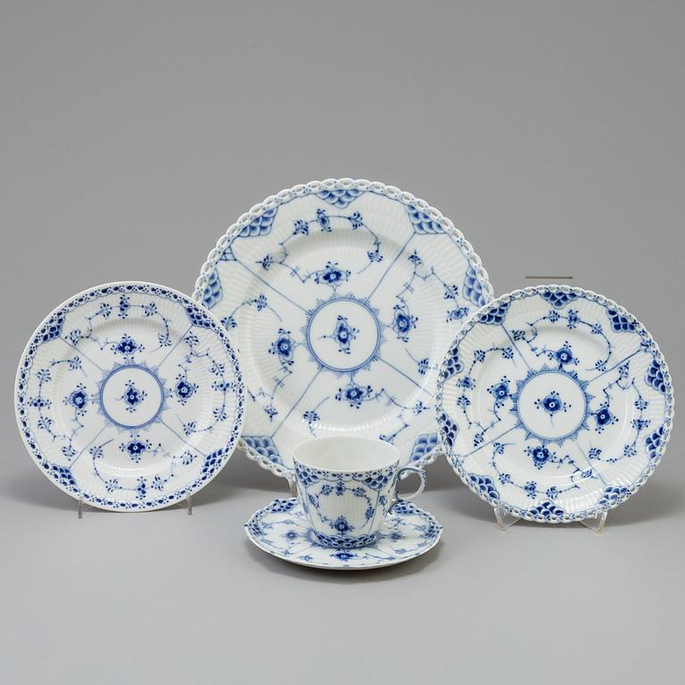 SERVIS, 78 delar, porslin,
"Musselmalet", helblond, Royal Copenhagen, Danmark.