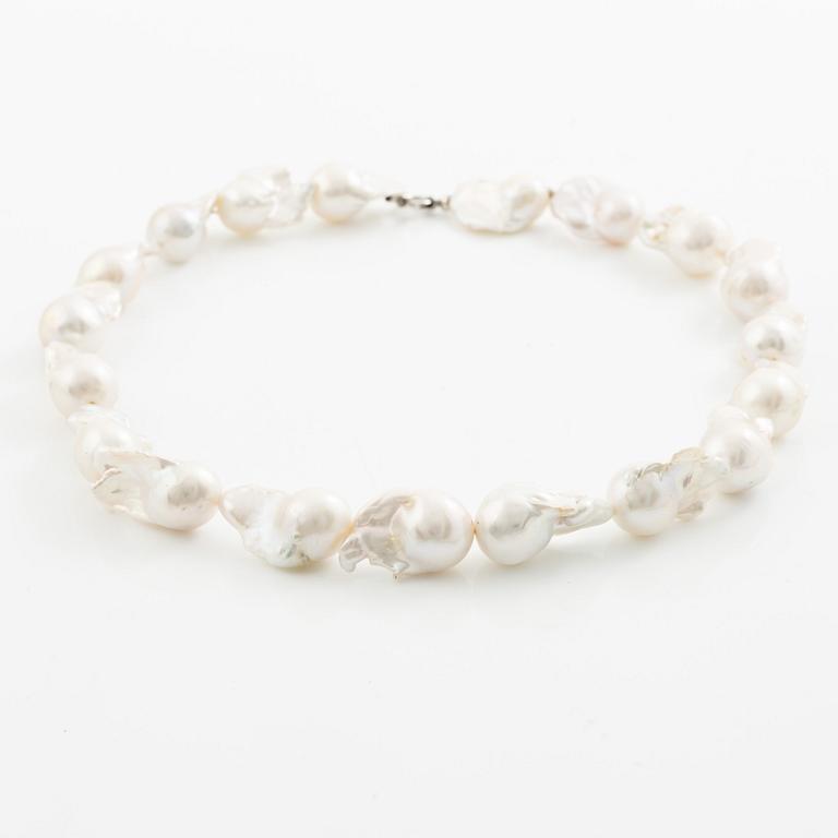 Collier med odlade barocka sötvattenspärlor lås 18K vitguld.