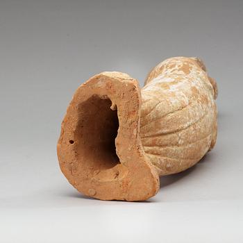 FIGURIN, bemålat lergods. Tang dynastin (618-907).
