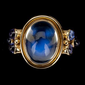 RING, guld 18K, månsten 12 ct, 6 ioliter. TEMPLE ST. CLAIR, USA. Vikt 17,1 g.