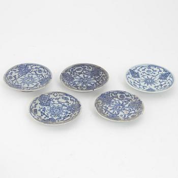 A set of 12 similar Chinese blue and white porcelain small dishes, late Qing dynasty, second half of the 19th Century.