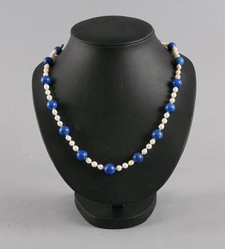 PÄRLCOLLIER, sötvattenspärlor och lapis lazuli.