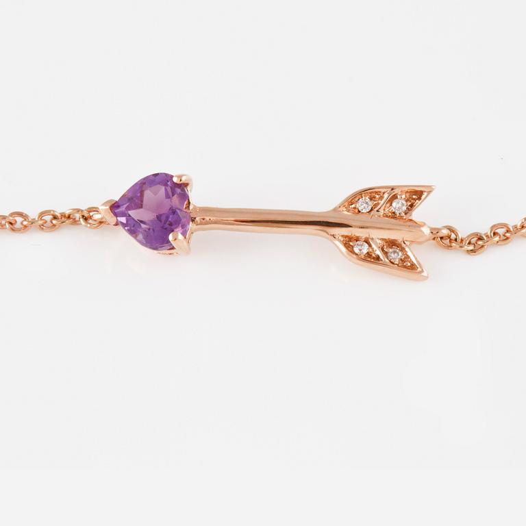 ARMBAND, 18K roséguld med 4 små briljantslipade diamanter samt fasettslipad ametist ca 0.20 ct. Vikt 1,4 gram.