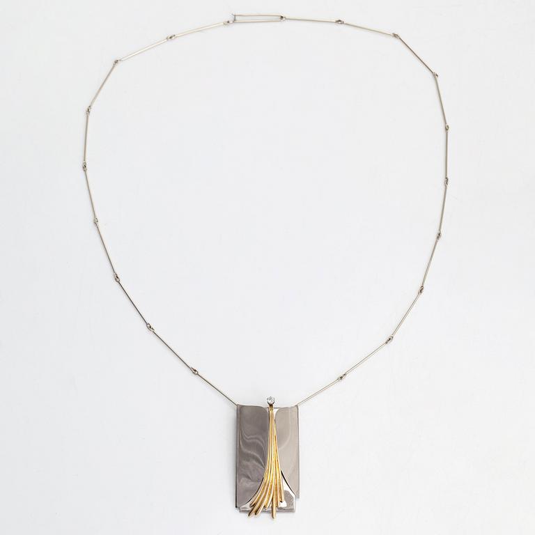 Juhani Linnovaara, halsband, 18K vit-gultguld, briljantslipad diamant 0.15 ct enligt gravyr. Lapponia 1972.