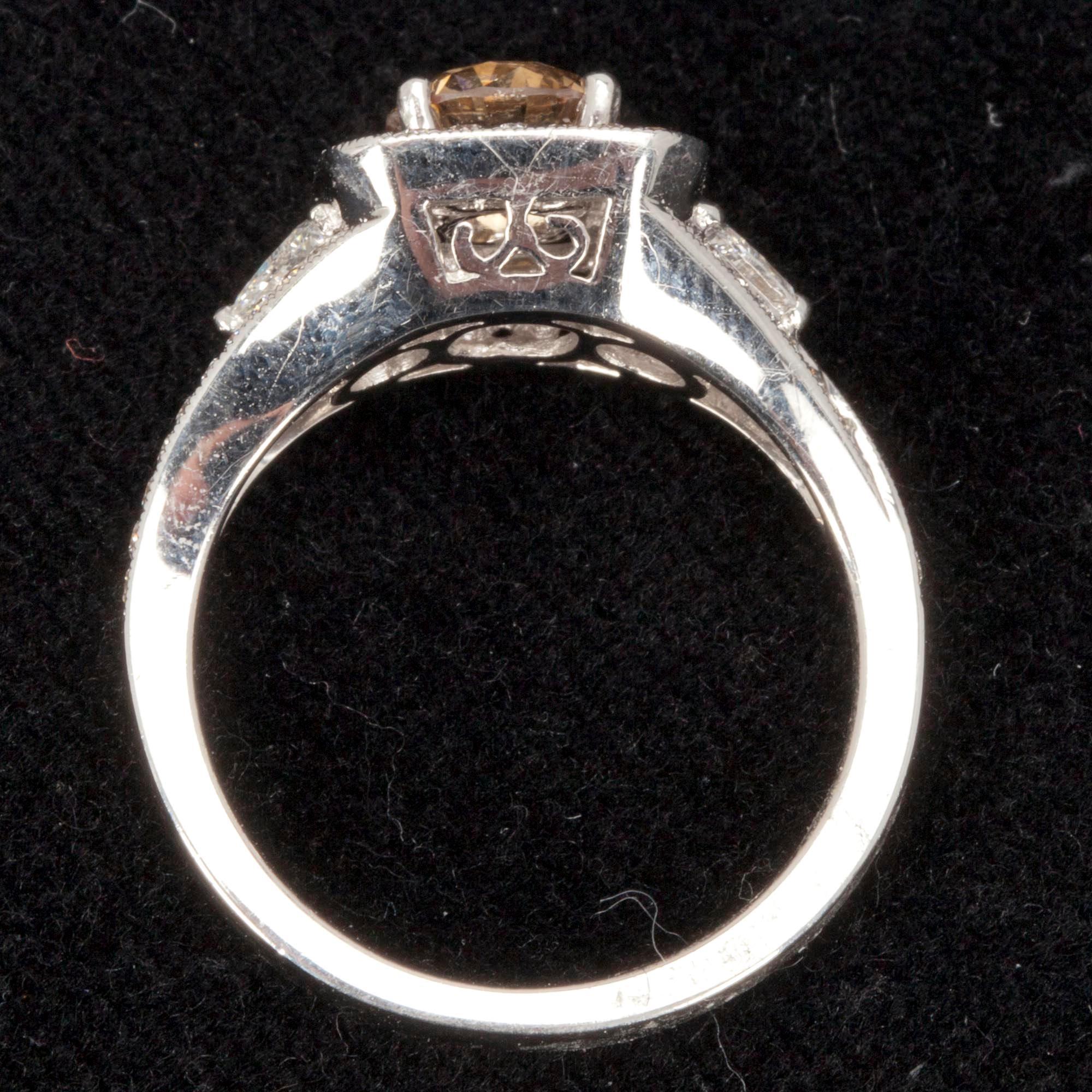 RING, 18K vitguld och diamanter. Champagnebrun mittsten 0.85 ct. Vikt ca 6,0 g. Europa 2000-tal.