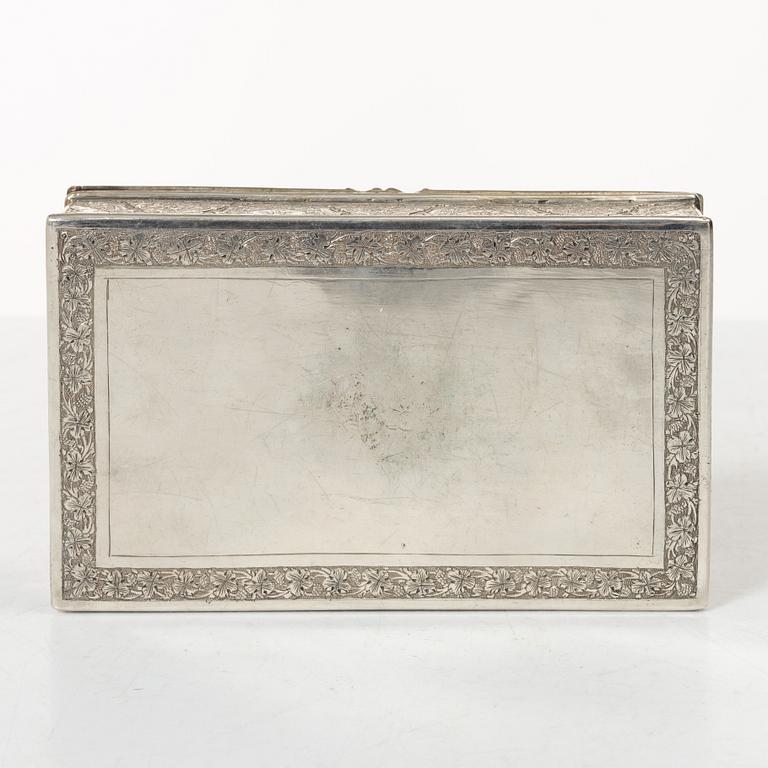 A Persian silver cigarett box, first half of the 20th century. Total weight 266 grams.