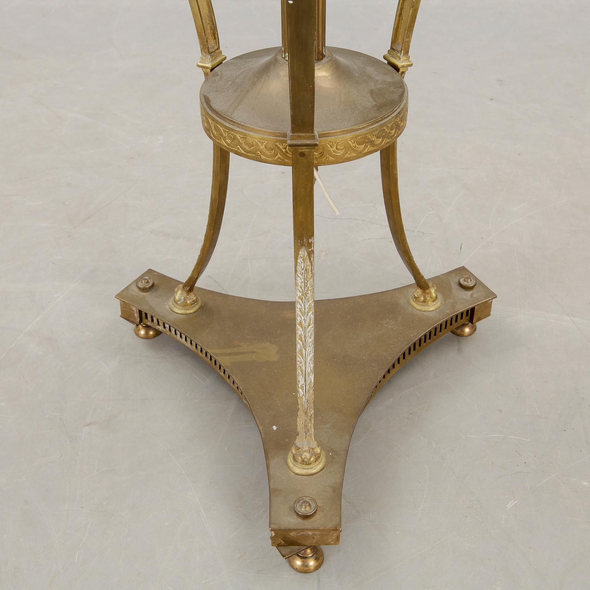 GOLVFOTOGENLAMPA, mässing, empirestil 1900-talets början.