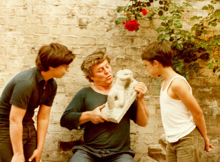 Oskar E. Höfinger, skulptur, sten. Signerad och daterad 1981.