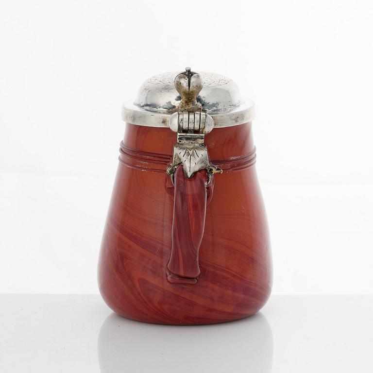 Mugg med lock, glas imiterande agat och lock av silver, ostämplad, Nordeuropa omkring 1600.