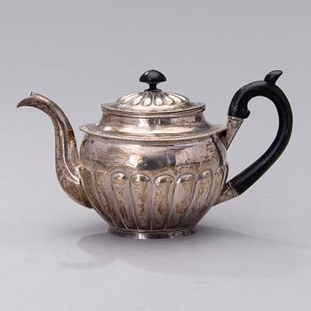 A Russian empire silver tea pot, assay master Michail Michailovich Kaprinski, Moscow 1823. Weight 306 g.