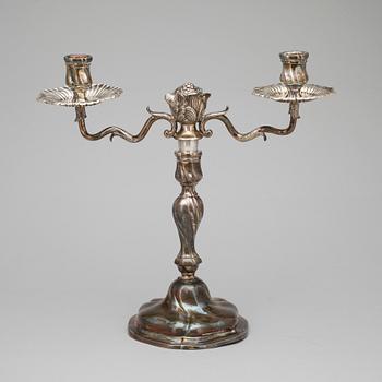 KANDELABRAR, ett par, silver, rokoko, troligen 1700-talets mitt/andra hälft. Total vikt ca 2020 gram.