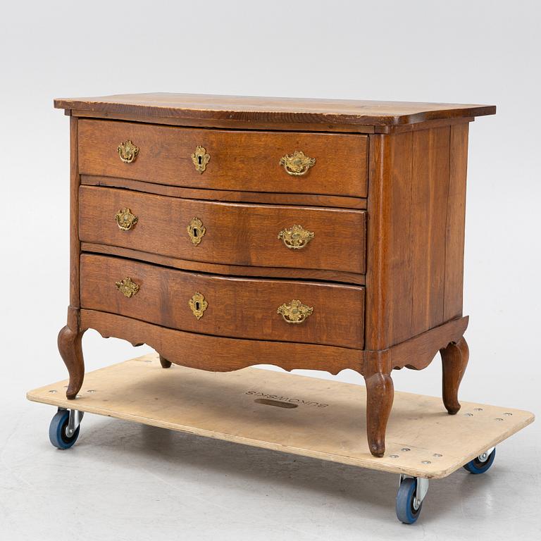 A late Baroque oak chest of drawers, 18th century.