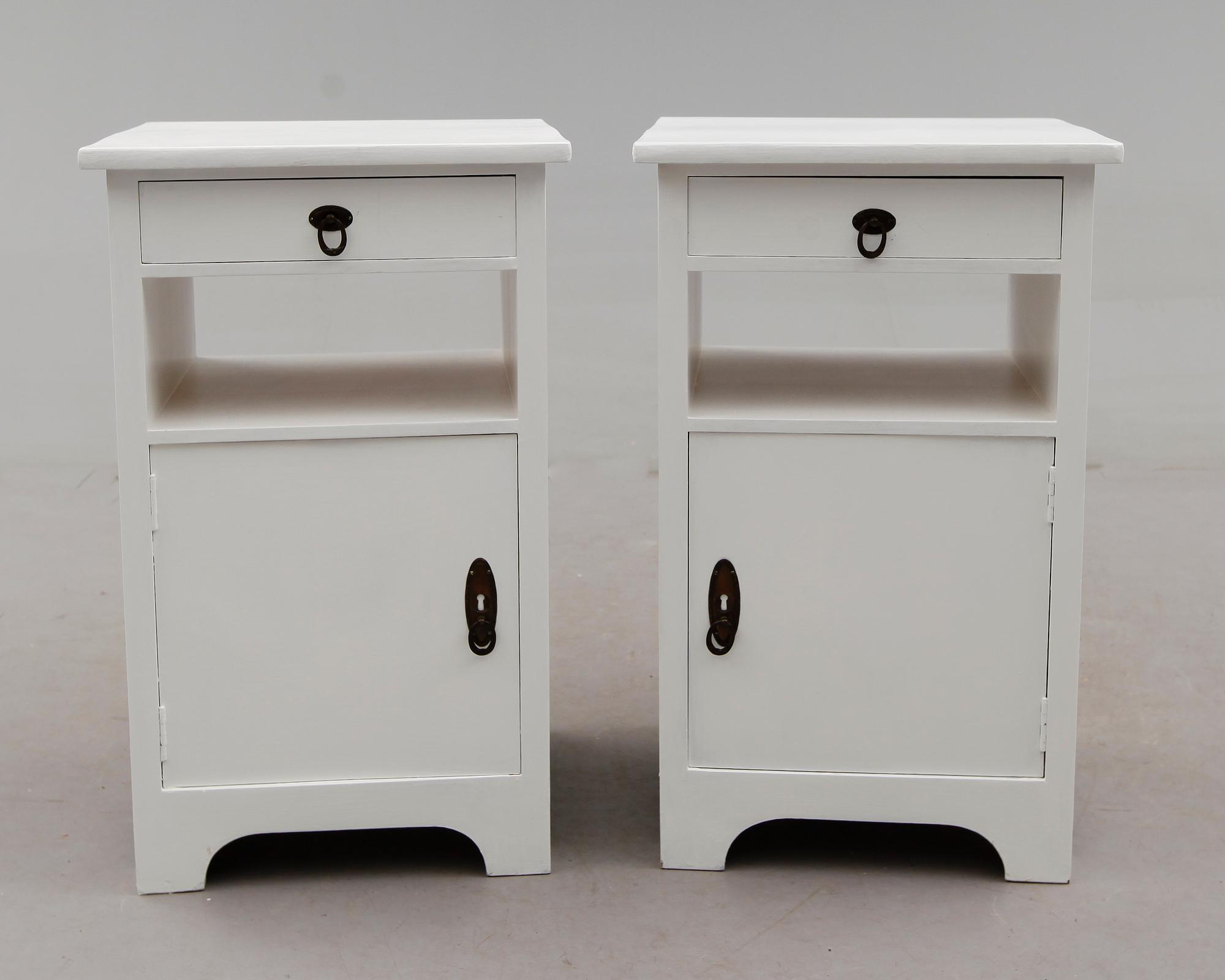 SÄNGBORD, 1 par, 1900-talets första hälft.