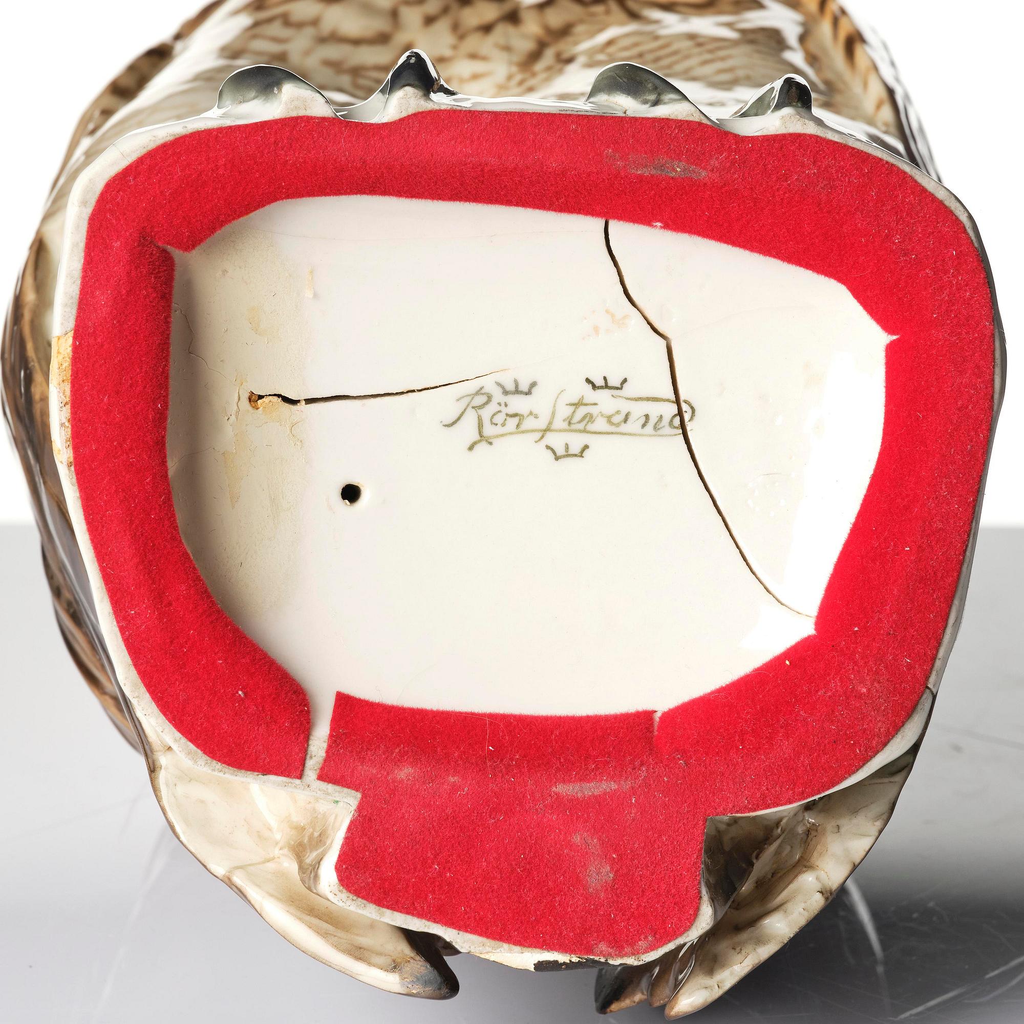 Waldemar Lindström, Skulptur, "Berguv", glaserat porslin,  Rörstrand, 1900-talets början.