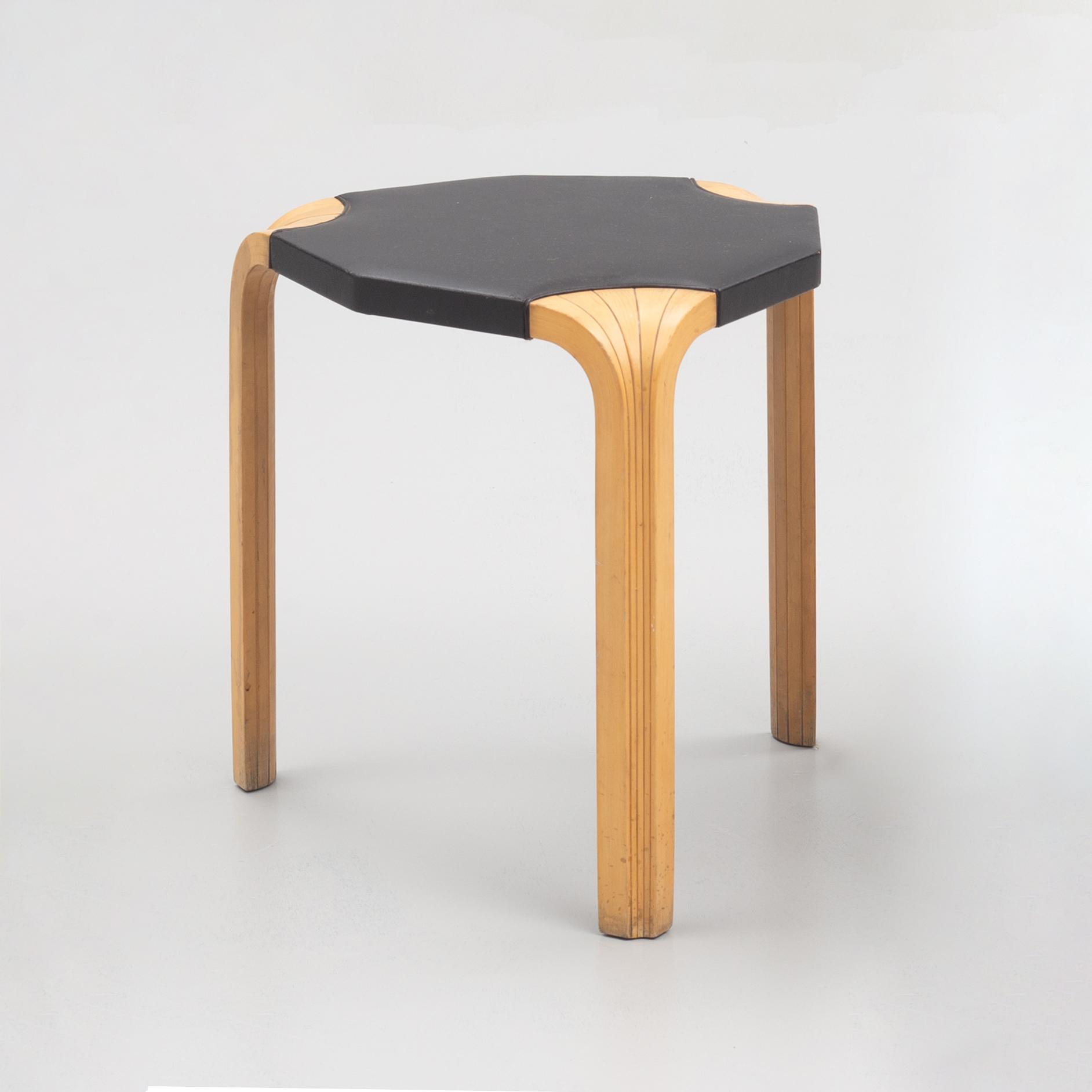 Alvar Aalto, jakkara, mallli X 602,  O.Y. Huonekalu- ja Rakennustyötehdas A.B. 1900-luvun puoliväli.