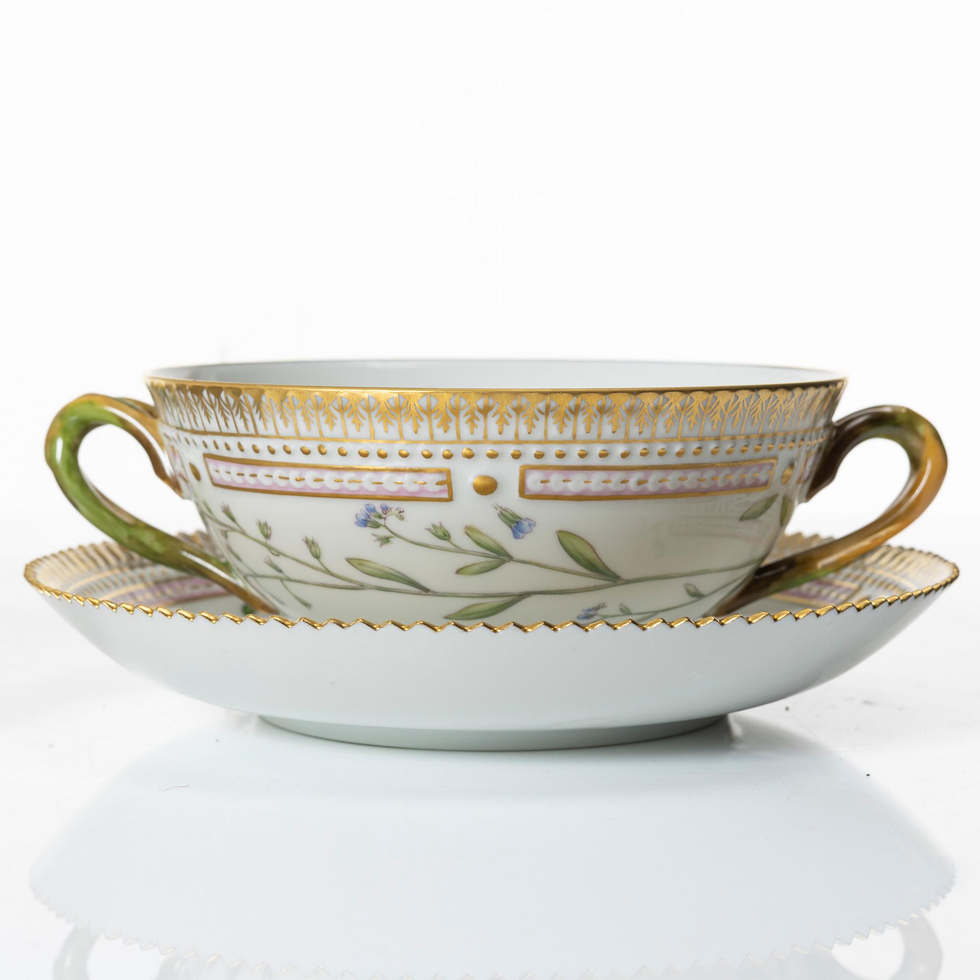 Buljongkoppar med fat, sex stycken, porslin. Royal Copenhagen, 'Flora Danica', Danmark, 1900-tal.