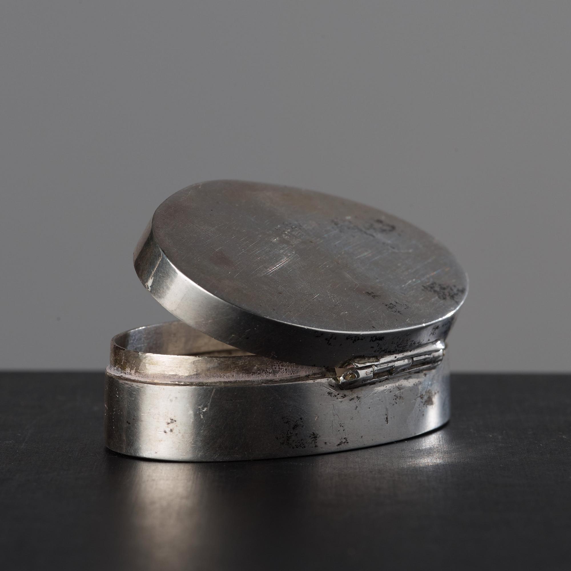 A late Gustavian tumbler and snuff-box, circa 1800.