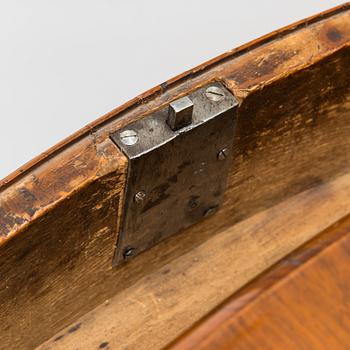 A first half of the 18th Century late Baroque chest of drawers.