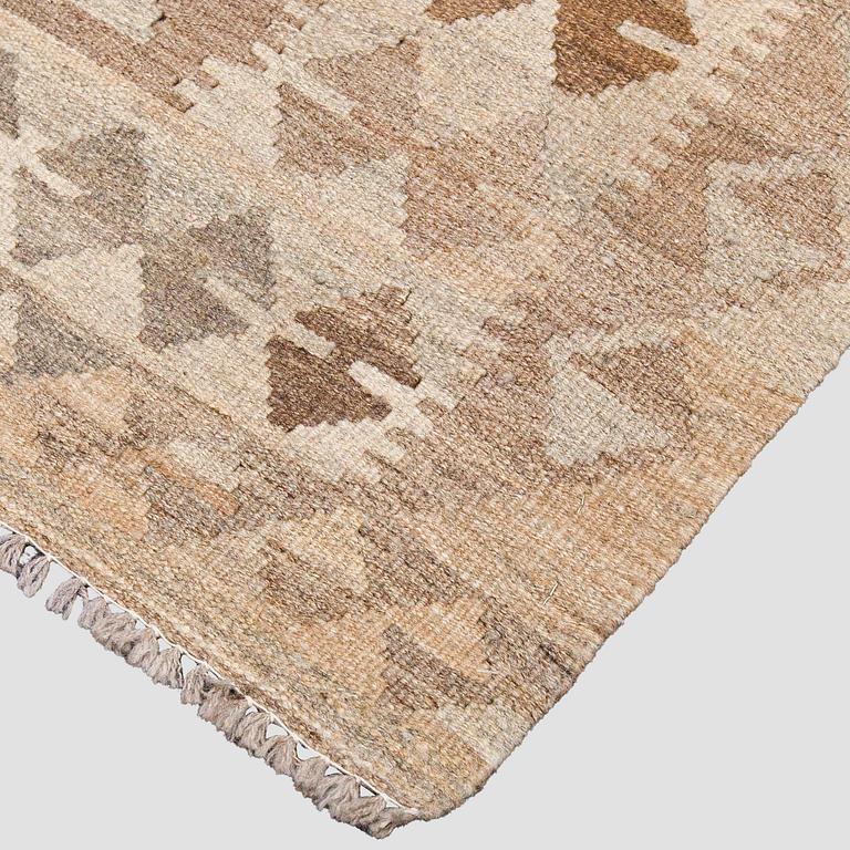A Kilim carpet, ca. 305 x 196 cm.