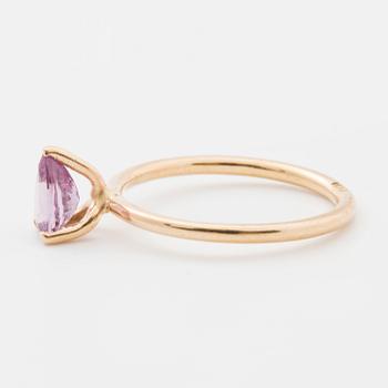 RING, med droppslipad ametist.