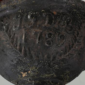 TRÄDGÅRDSURNA, gjutjärn, bär datering 1789.