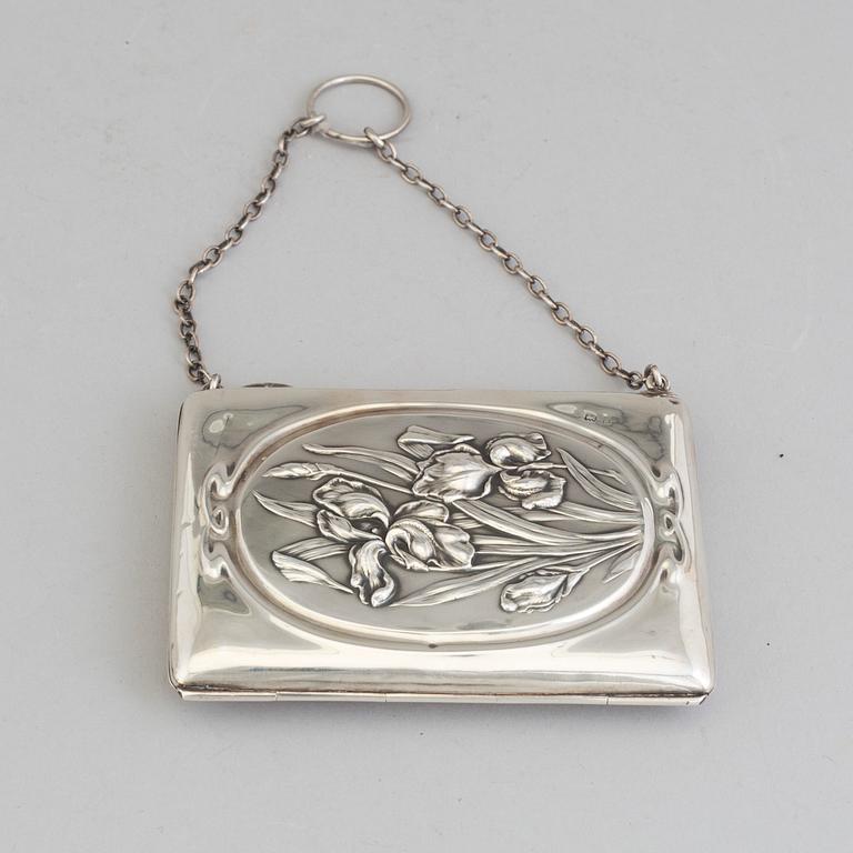 ALFRED E. JONES, Salt- och pepparkar, senapsburk, silver, Art Nouveau, Birmingham, 1907-08 samt  VÄSKA, H Matthews, 1906.