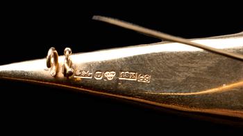 BROSCH, 18 k guld med odlade pärlor, Gravyr & Guldsmedsateljen Rosen, 1957, Uddevalla. Vikt ca 4 g.