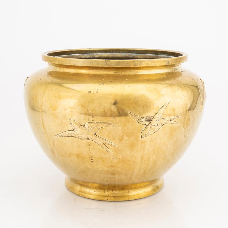 A signed Japanese brass urn 20th century.