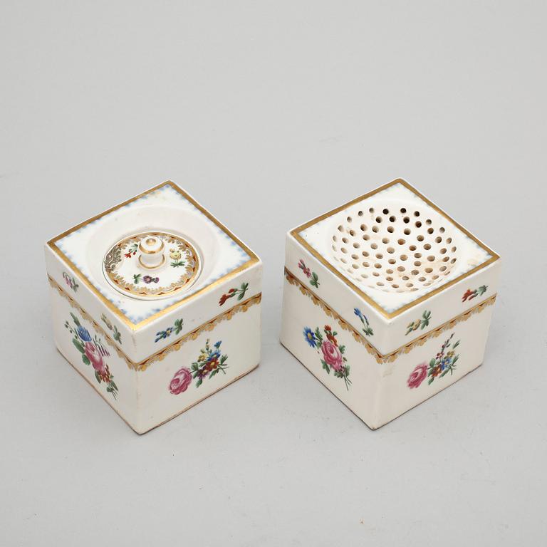 SKRIVSTÄLL, 3 delar, porslin, Wien-liknande märke, 1800-talets slut.