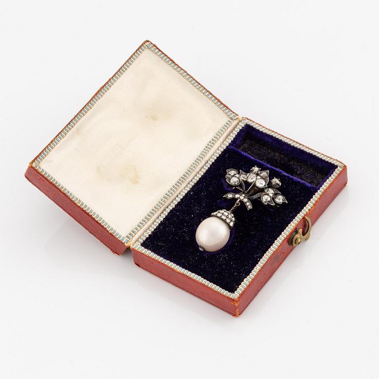 A silver brooch with a pearl and old- and rose-cut diamonds.