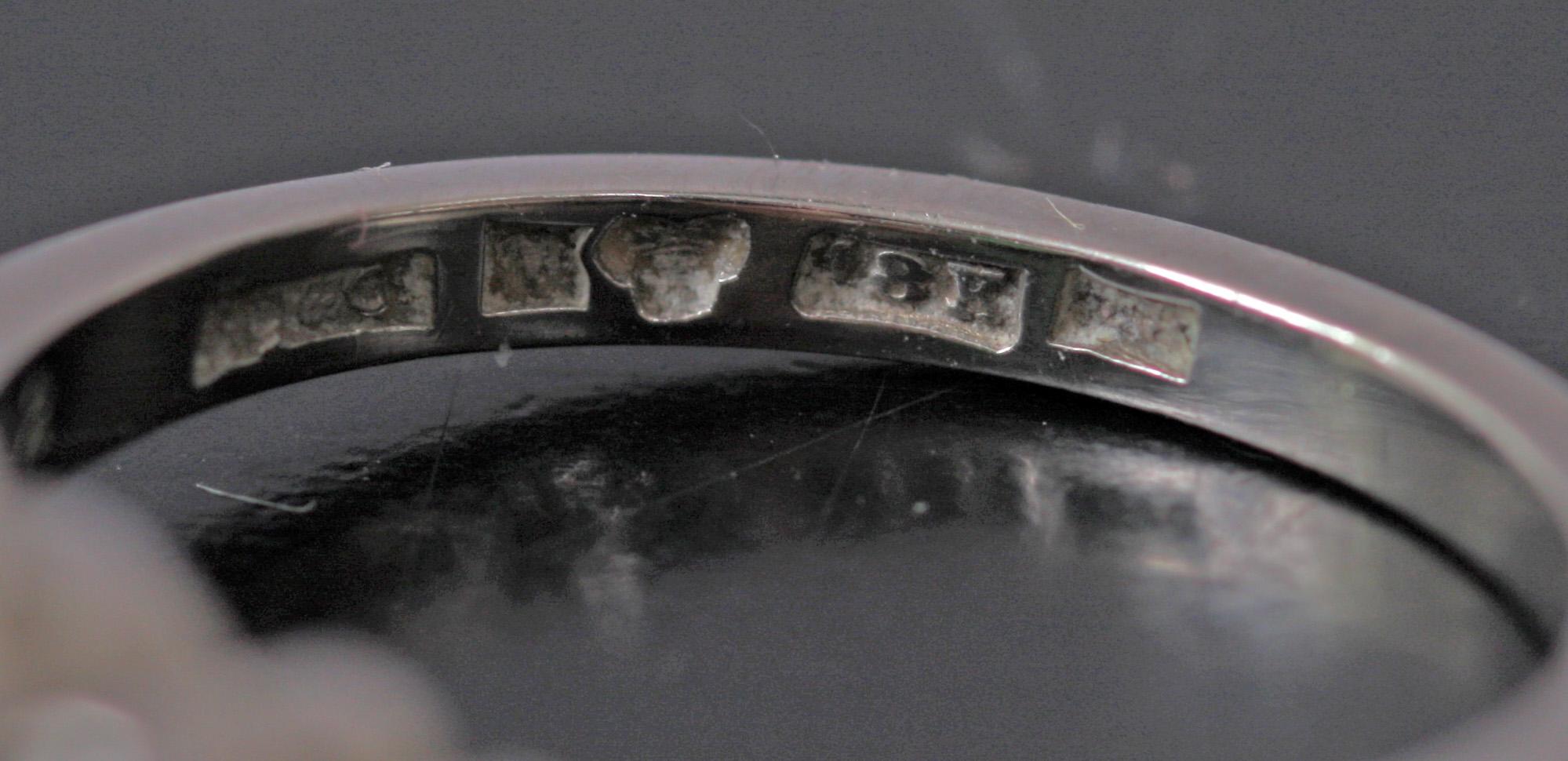 RING, 18 K vitguld med smaragd, 1950.