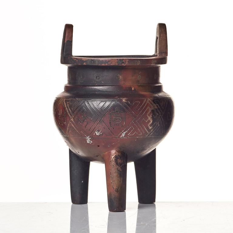 A tripod bronze censer, Qing dynasty (1664-1912).