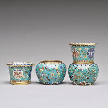 A pair of cloisonné tea cups with hotwater liners, Qing dynasty, 19th Century.