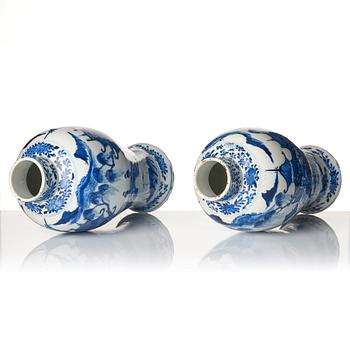 A pair of blue and white vases, Qing dynasty, 19th century.