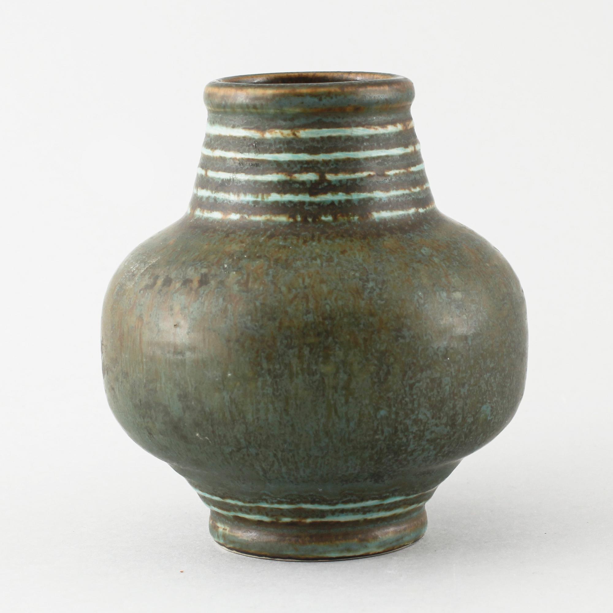 Six pieces of ceramic designed by Gunnar Nylund, Carl-Harry Stålhane and Arne Bang among others.