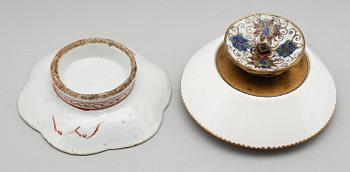 LJUSSTAKE SAMT FAT, porslin, bl a Kina, 1800-tal.