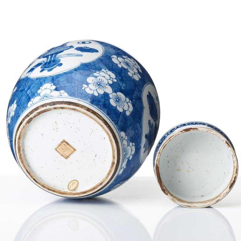 A blue and white jar with cover, Qing dynasty, Kangxi (1662-1722).