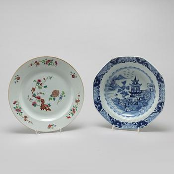 Seven Chinese dinner plates and two soup plates from the 18th century.
