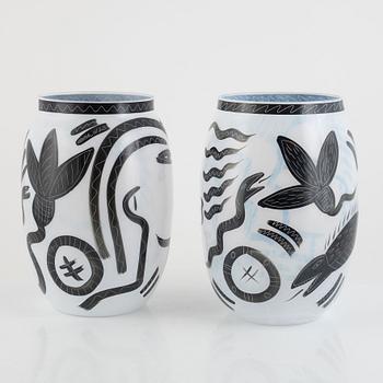Ulrica Hydman-Vallien, a pair of vases, Kosta Boda.