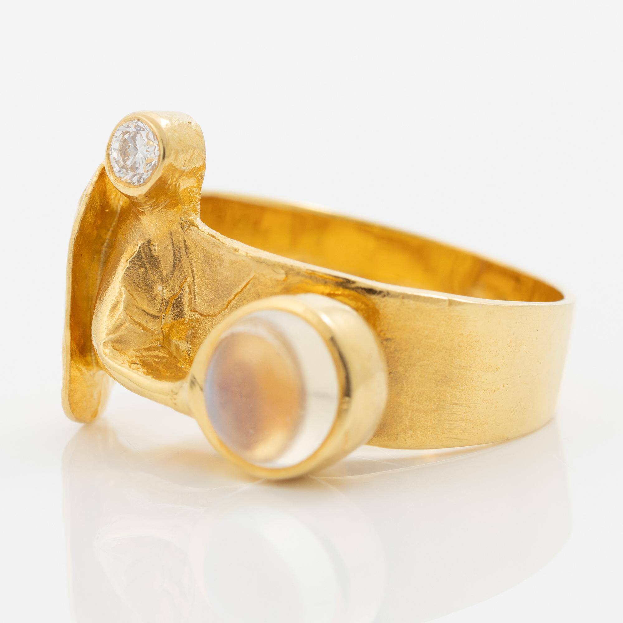 Ring in 18K gold with a moonstone and a round brilliant-cut diamond.