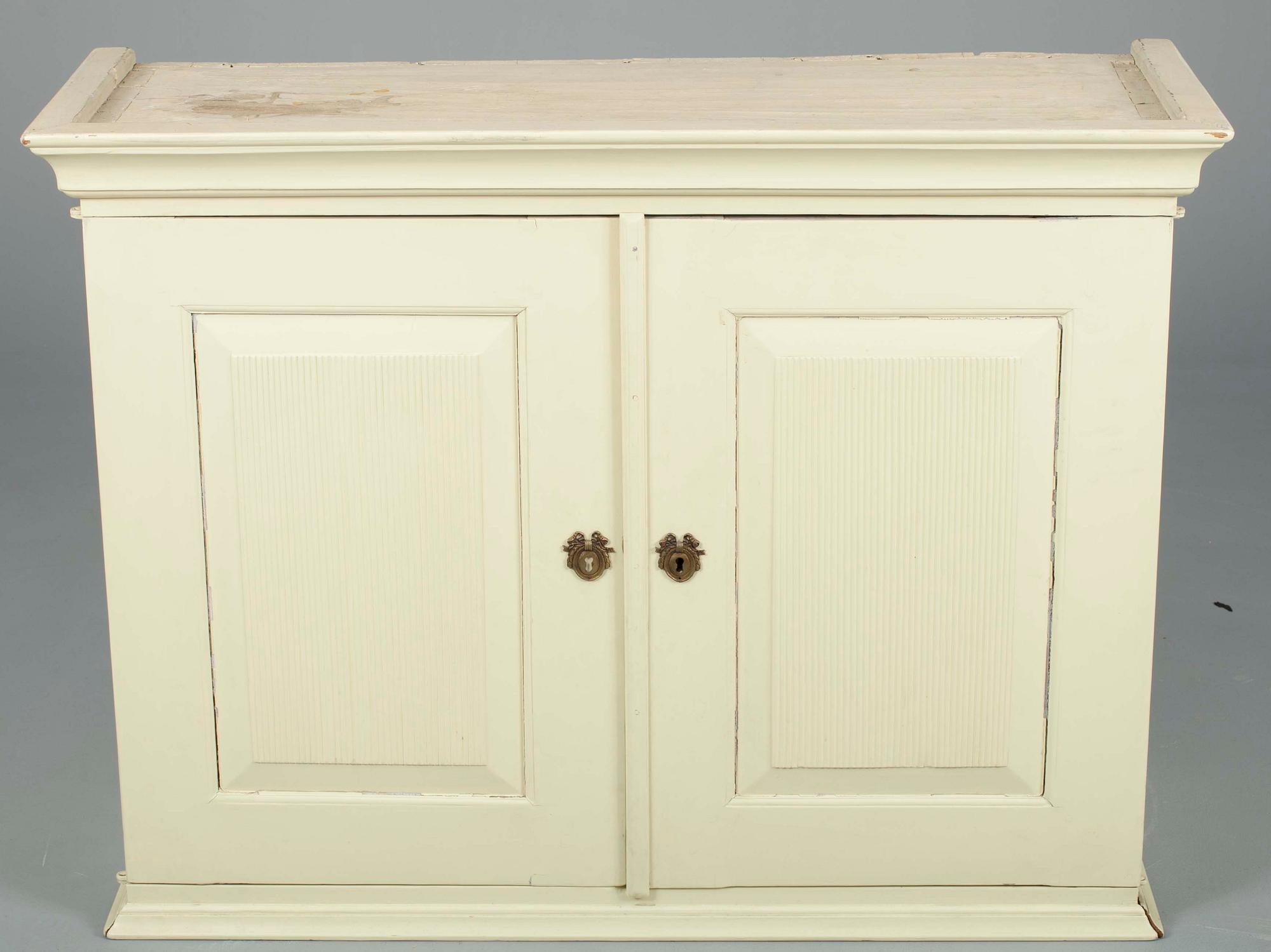 GUSTAVIANSKT SKÅP, trä, 1800-talets början.