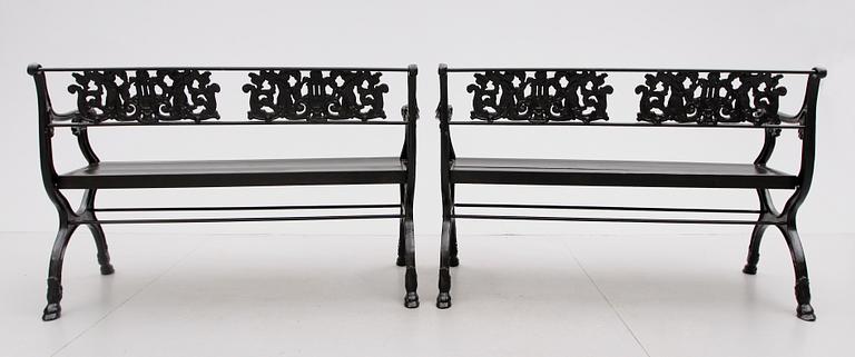 PARKSOFFOR, 1 par, gjutjärn, efter Karl Friedrich Schinkel, samtida.