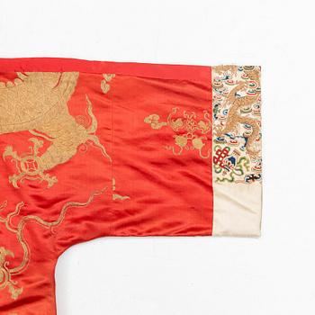 An embrodered silk robe, Qing dynasty (1644-1912).