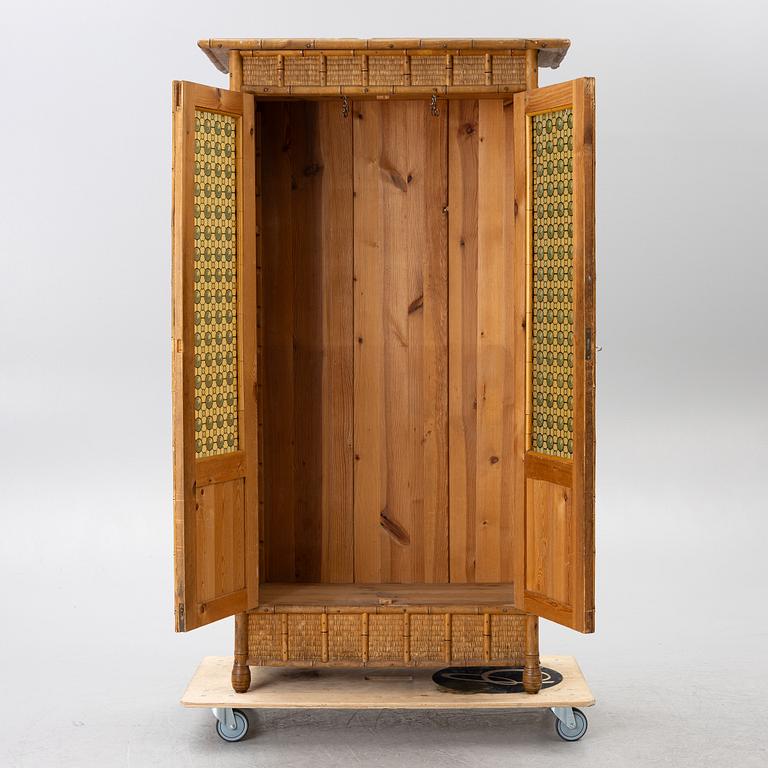 Klädskåp, omkring år 1900.